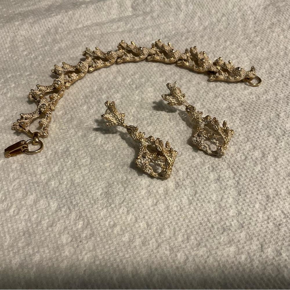 1950s Goldtone & White Coral Design Bracelet & Earring Set